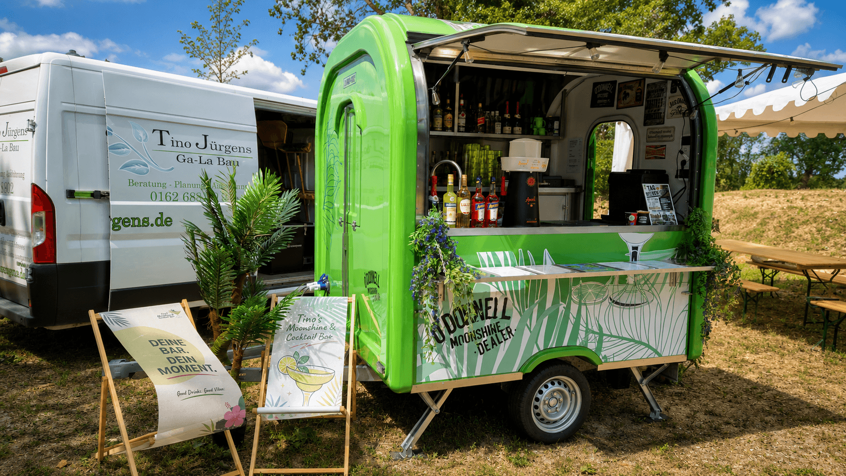 Mobile Cocktailbar mit Palmen und Moonshine-Branding
